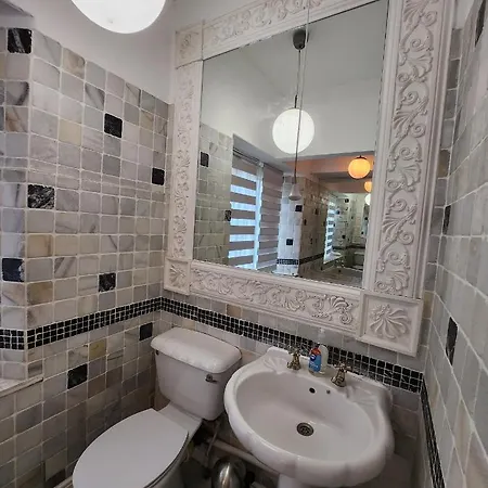 The Gothic Mansion * ブリストル